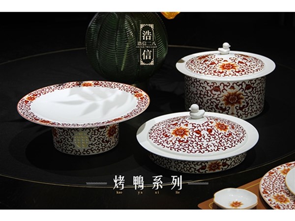 如何根据菜品特点选择合适的餐具形状和大小？